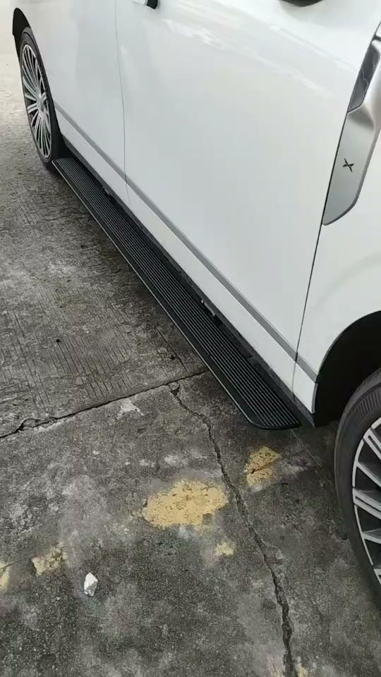 小鹏GX增程款智能电动踏板